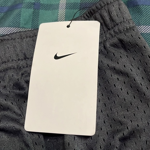 NWT Nike Mesh Shorts Gym
Boys 6 dark gray - Picture 3 of 4